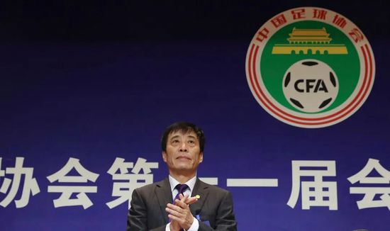 女人和男人一起努力生孩子的